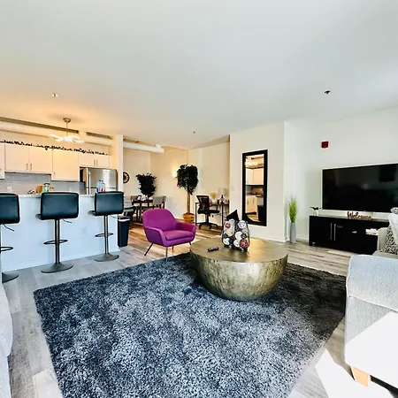 Downtown 2Br Penthouse Suite With Balcony And Direct Skybridge Access